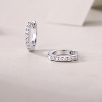 Boucles d'oreilles créoles en argent sterling 925 avec moissanite pour femme, à rangée unique et griffes partagées, style Huggie éternité