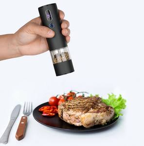 Accesorios de Cocina Novedosos, Juego de 2 Molinillos Eléctricos para Pimienta y Sal con Base de Almacenamiento, Juego en Blanco y Negro - Product Image 3