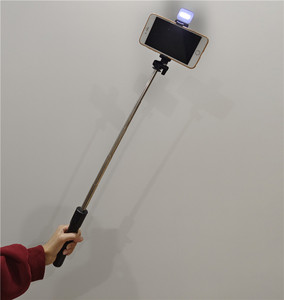 Trépied extensible en plastique pour téléphone portable R1S, avec lumière <span class=keywords><strong>LED</strong></span> intégrée et télécommande pliable – Meilleure vente, qualité supérieure - Product Image 5