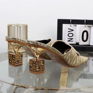 Zapatos de Tacón Dorado con Punta Cuadrada, Elegantes y Exclusivos para Mujer - Product Image 2