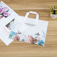Sac en plastique LDPE de style designer haut de gamme à fond carré avec poignée Flexiloop, matériau écologique recyclable, impression offset personnalisée