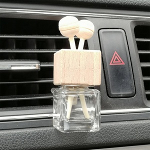 Diffusore di Profumo per Auto di Lusso, Bottiglia Vuota, Accessorio Auto con Clip, Pendente in Metallo e Vetro per Bocchetta dell'Aria Condizionata, Olio Essenziale - Product Image 2