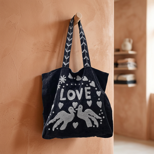 Sac fourre-tout en velours noir fait main sur mesure avec broderie chic en lettres LOVE argentées, colombes, cœurs et appliques florales - Product Image 5