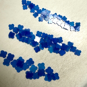 หินอาเกตสีน้ำเงินขายส่ง ขนาด 8x8 มม. 10x10 มม. รูปใบโคลเวอร์สี่แฉก - Product Image 1