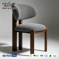 Chaise de salle à manger en bois massif MYUZ OEM 2026, style de designer, dossier en tissu, pour hôtel et restaurant, design mi-siècle, luxe léger