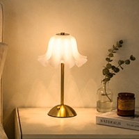 Lampe de table avec abat-jour en forme de fleur blanche style INS, poteau en métal doré, interrupteur de commande, LED décorative, lampe de chevet pour la chambre à coucher, décoration de la maison