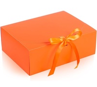 Boîte cadeau fermée en ruban satiné orange, fabriquée avec des matériaux recyclés écologiques, avec poignée, gaufrage, laminage mat, doublure en éponge, estampage
