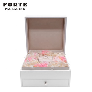 Forte Boite <span class=keywords><strong>A</strong></span> Bijoux Personnalisables Ring Box Flower Inside 'Jewelery' Box - Product Image 1