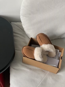 Vente en gros de nouvelles pantoufles de luxe pour femmes, chaudes, douces, en peluche, à enfiler, à semelle épaisse, antidérapantes, pour pieds nus - Product Image 2