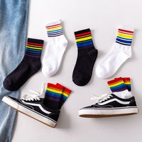 Chaussettes de cheville athlétiques à rayures arc-en-ciel pour femmes noir blanc chaussettes d'équipage en mélange de coton respirant pour la course à pied vêtements quotidiens décontractés