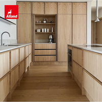 Armoire de cuisine en chêne blanc massif avec porte de garde-manger escamotable, style scandinave, nordique et Japandi, placage en bois véritable Alland Wabisabi