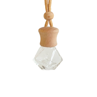 Diffuseur de voiture suspendu élégant bouteille de parfum de parfum de 8ml en forme de triangle en cristal avec couvercle en bois étiquette personnalisée désodorisant de voiture
