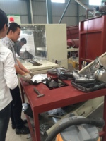 Machine de démontage d'écran LCD CRT automatique pour ferraille TV Système de découpe de déchets Pompe à engrenages Moteur Système de recyclage du verre pour moteur