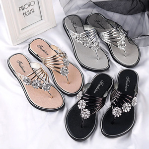 Chanclas planas con flores de diamantes de imitación para mujer, con tiras metálicas, fáciles de poner, para verano, playa, informales. - Product Image 1