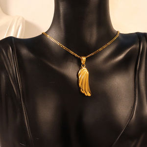 2024ミノスエンジェルウィングジュエリーセットステンレススチールPVD18kゴールド感謝祭イヤリングテクスチャードフェザーイヤリングネックレス - Product Image 4