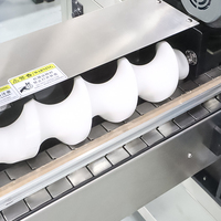 Machine d'étiquetage automatique à manchon rétractable, ligne d'emballage de bouteilles à grande vitesse pour les boissons et les cosmétiques