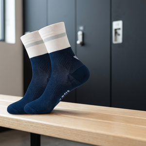 Chaussettes de sport athlétiques bleu marine premium avec bord côtelé blanc, respirantes et extensibles, pour la course, la gym et l'entraînement - Product Image 4