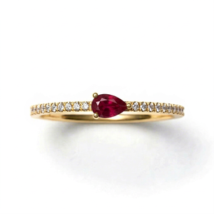 Anillo etéreo de oro amarillo de 14 quilates con rubí cultivado en laboratorio en forma de pera y diamantes redondos cultivados en laboratorio, ideal para bodas y fiestas. - Product Image 1