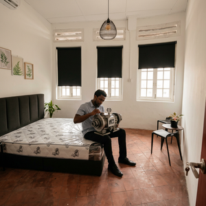 ม่านม้วนไฟฟ้าแบบทึบแสง ดีไซน์เรียบง่ายทันสมัย สำหรับหน้าต่างบานเลื่อนแบบเปิดด้านบน - Product Image 1
