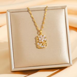 สร้อยคอจี้รูปดอกไม้สี่เหลี่ยมประดับเพชร ทำจากสแตนเลสสตีลชุบทอง 18K - Product Image 2