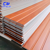Plafonds en PVC de conception moderne, panneaux de plafond en film PVC à grain de bois pour panneaux de plafond en PVC