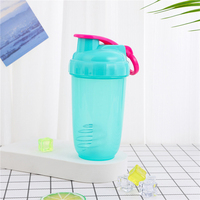 Bouteille shaker d'eau de sport avec logo en plastique pour l'extérieur et le fitness avec couvercle