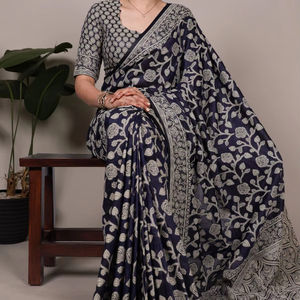 Sari en coton soyeux bleu foncé à motifs floraux organiques - Tenue traditionnelle de fête - Longueur 5,5 mètres - Prix de gros - Product Image 1