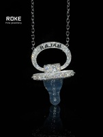 Pendentif biberon en or blanc 9K/10K avec inscription « RAJAB » - Bijoux hip-hop personnalisés pour bébé avec diamants de laboratoire