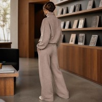 Ensemble 2 pièces OEM pour femme : Haut court à col roulé semi-zippé en maille côtelée de haute qualité et pantalon large à revers côtelés, avec logo personnalisé