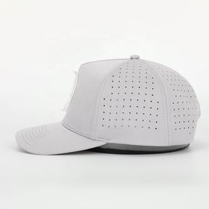 Casquettes personnalisées pour hommes à 5 panneaux avec perforations découpées au laser, casquette de baseball sportive imperméable, casquette de papa à séchage rapide avec logo en caoutchouc - Product Image 4