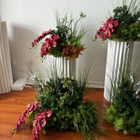 Décoration florale d'allée de mariage en verdure, arrangements floraux au sol en herbe artificielle, centre de table de cérémonie en fleurs artificielles bordeaux