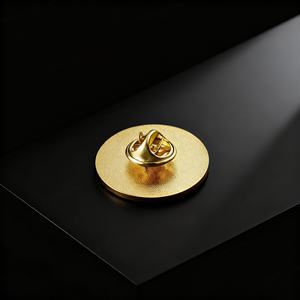 Broches de revers personnalisées en métal en gros, en alliage de zinc, rondes, plaquées or 3D, badges en émail souple, artisanat métallique pour costume - Product Image 6