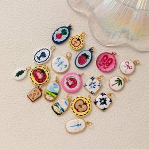 Le loisir peint |   Breloques vintage en laiton plaqué or 18 carats et émail pour la création de bijoux DIY |   Pendentifs côtiers, de jardin et sur le thème des fruits de mer - Product Image 3