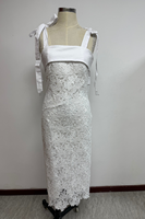 Robe midi élégante blanche en crochet brodé à col carré, coupe trapèze, avec bretelles à nouer, idéale pour le printemps, la plage, les mariages et les soirées