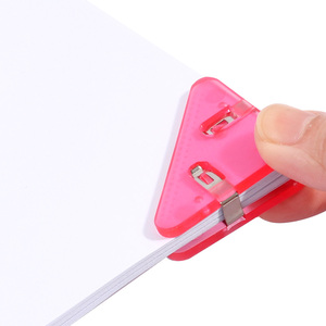 FOSKA - Clip Triangular Transparente Antideslizante de 4 Colores con Capacidad para 50 Hojas, para Marcar Páginas, Segurar Cupones y Hacer Álbumes de Recortes - Product Image 3