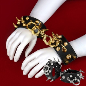 Esposas de Cuero con Tachuelas Metálicas y Anillo en D, Restricciones Ajustables de Bondage BDSM para Hombres y Mujeres - Product Image 1