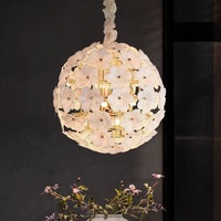 Lustre en verre blanc à LED personnalisé par un designer français pour appartement, salle de réception, hall, bar, îlot de cuisine, décoration
