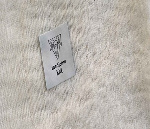 Étiquettes en tissu tissé personnalisées haute définition pour vêtements, étiquettes de marque haut de gamme avec logo, texte et instructions d'entretien pour les vêtements - Product Image 1