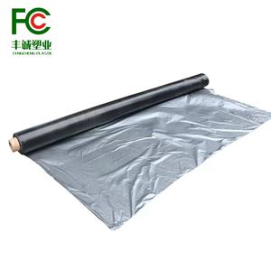 Film de paillis en <span class=keywords><strong>plastique</strong></span> argenté/noir offrant une couverture et une <span class=keywords><strong>protection</strong></span> optimales du <span class=keywords><strong>sol</strong></span> pour la croissance des cultures dans les environnements de serre - Product Image 1