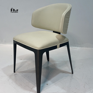 Chaise de salle à manger moderne en cuir PU, design contemporain, rembourrée, mobilier de restaurant, structure noire, revêtement beige - Product Image 1