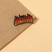 Broche et emblème unisexe personnalisés en alliage écologique électroplaqué, motif lettre anglaise de dessin animé 'Game Over' peinte, motif flamme