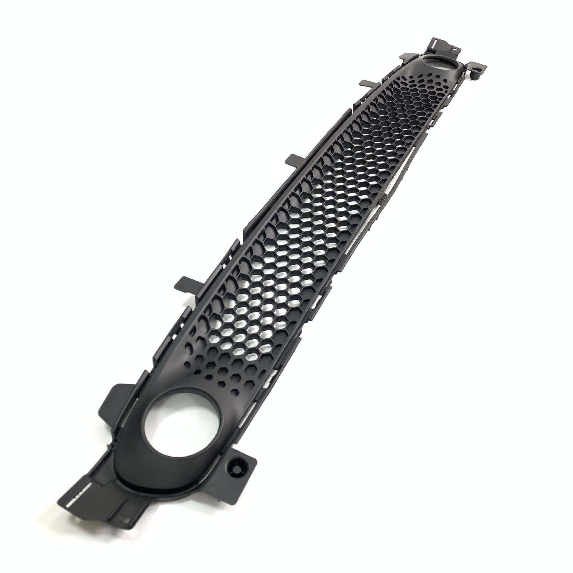 Grille inférieure avant à deux portes avec maille de ventilation pour pare-chocs.