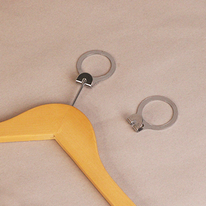 <span class=keywords><strong>Cintre</strong></span> <span class=keywords><strong>antivol</strong></span> de marque personnalisée pour hôtel Cintres de costume en <span class=keywords><strong>bois</strong></span> avec anneau <span class=keywords><strong>antivol</strong></span> - Product Image 2