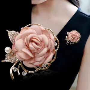 Accessoires de vêtements élégants Broches de mariage tendance Broche rose en tissu plaqué or avec strass et perles pour femmes