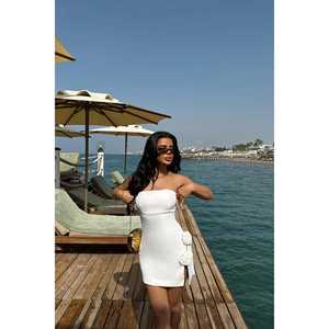 Mini-robe avec détail rose blanche, style élégant et décontracté, design tendance pour femmes de bureau, logo personnalisable, tailles XS à 3XL - Product Image 5