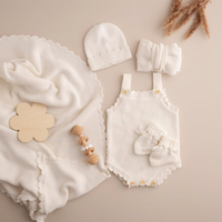 Ensemble de luxe personnalisé neutre pour l'annonce de la naissance : Body, barboteuse festonnée, cardigan tricoté, bonnet et couverture pour bébé