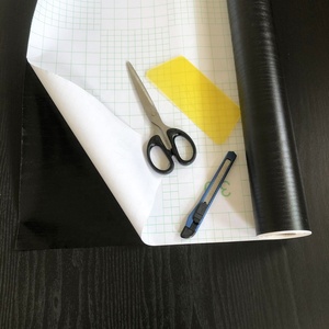 Adesivo Effetto Legno Nero <span class=keywords><strong>per</strong></span> Rinnovamento di Tavoli, <span class=keywords><strong>Porte</strong></span>, Mobili, <span class=keywords><strong>Carta</strong></span> da Parati Autoadesiva Impermeabile - Product Image 4