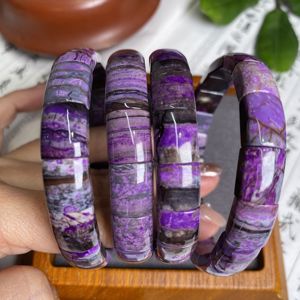 Bracelet en pierres précieuses violettes sculptées à la main, 54-60mm, joli bracelet en Sugilite, bijoux cadeau - Product Image 1