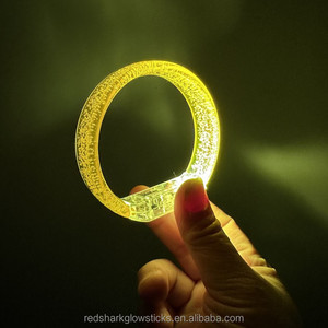 Bracelet LED personnalisé pour <span class=keywords><strong>concert</strong></span>, bar, fête, mariage, bracelet LED clignotant de haute qualité, acrylique, Noël, 9 couleurs, plastique PS transparent - Product Image 3