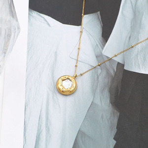 Vintage Style Baroque Pearl Necklace Gold Chain Clavicle Pendant Everyday Wear - Product Image 3